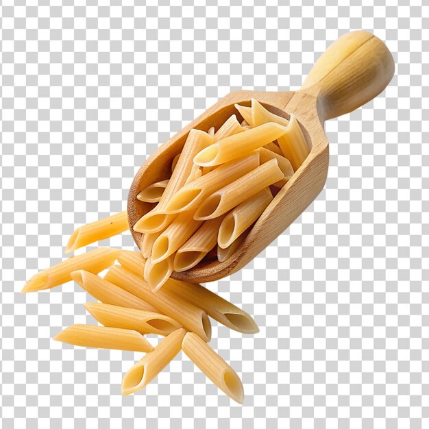 Ongekookte ruwe penne-pasta op een houten schaal op een doorzichtige achtergrond