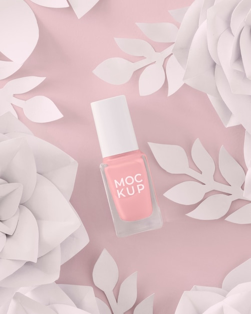 PSD ontwerp met witte papieren bloemen met nagellakmodel