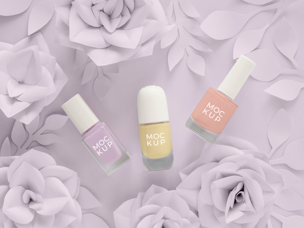 PSD ontwerp met witte papieren bloemen met nagellakmodel