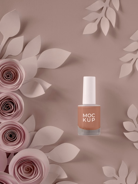 PSD ontwerp met witte papieren bloemen met nagellakmodel