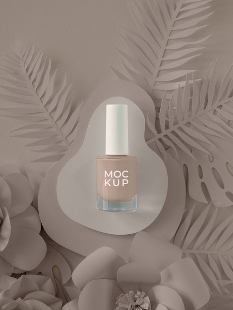 PSD ontwerp met witte papieren bloemen met nagellakmodel