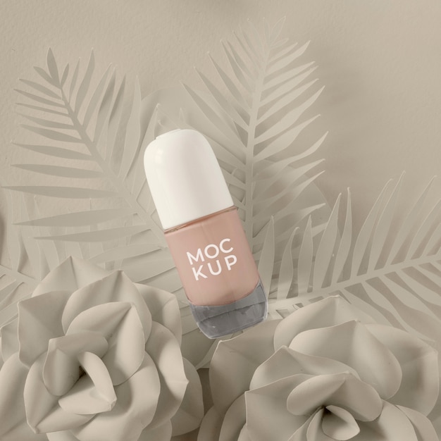 PSD ontwerp met witte papieren bloemen met nagellakmodel