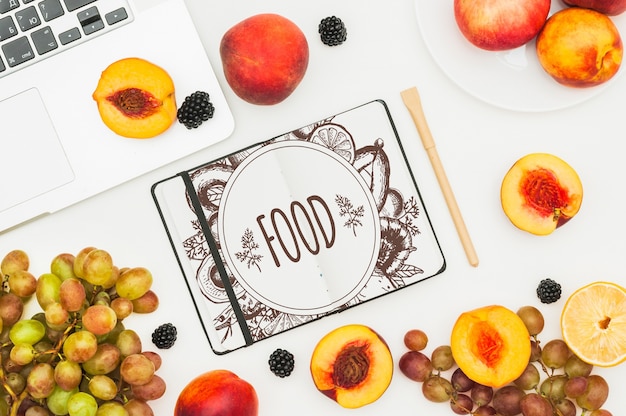 Mockup di libro aperto con frutti