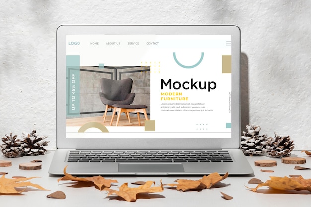 PSD 秋の装飾に囲まれたテーブルにノートパソコンのモックアップを開きました