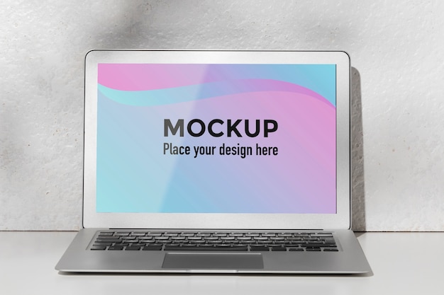 PSD computer portatile aperto con mockup dello schermo