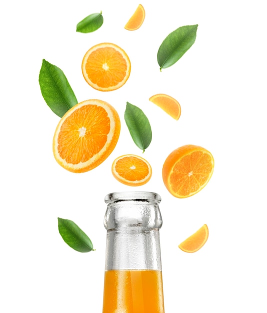 PSD Флакон апельсинового сока и падающие сочные апельсины с зелеными листьями, изолированные на прозрачном фоне летящие размывающие кусочки апельсинов применяется для рекламы фруктового сока прозрачный фон