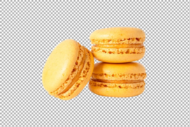 Biscotti macaron arancioni in pila isolati