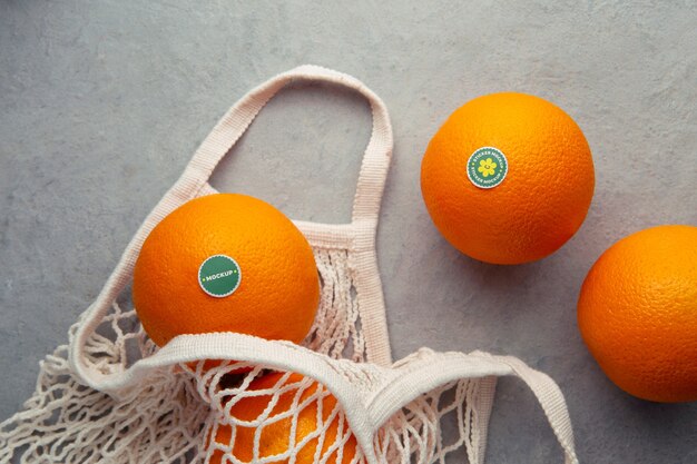 Disposizione delle arance con mockup adesivo