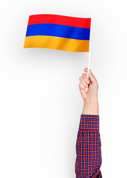 Osoba Macha Flagą Republiki Armenii