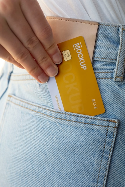 PSD osoba trzymająca makietę karty kredytowej w kieszeni odzieży