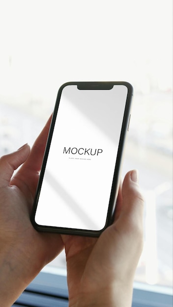 Osoba trzymająca telefon z napisem "scup"