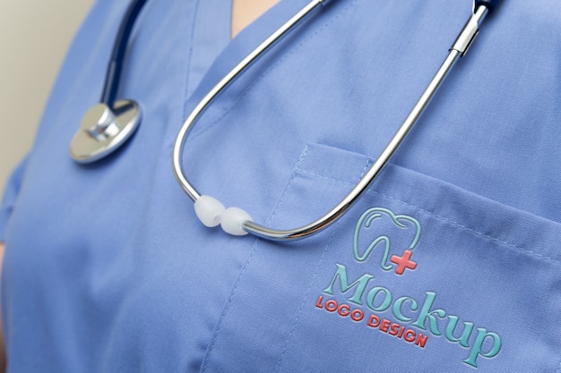 Osoba ubrana w makietę fartucha laboratoryjnego