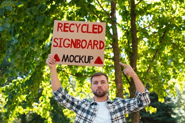 PSD osoba z makietą recyklingu tablicy