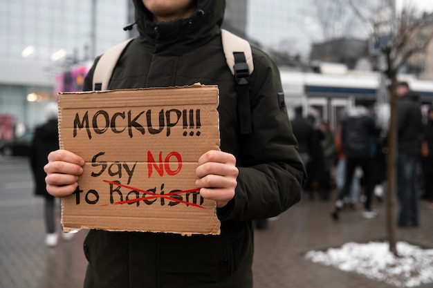 Osoba Z Makietą Szyldu Z Recyklingu Materiału