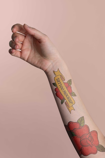Osoba z makietą tatuażu na ramieniu