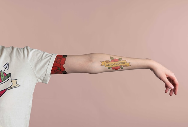 Osoba z makietą tatuażu na ramieniu