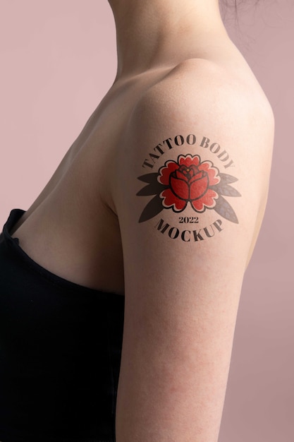 PSD osoba z makietą tatuażu na ramieniu