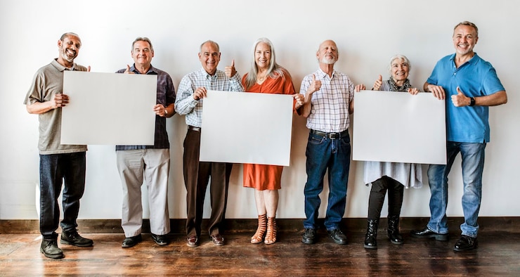 PSD oudere mensen met lege posters
