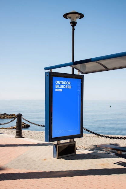 Cartellone all'aperto vicino alla spiaggia