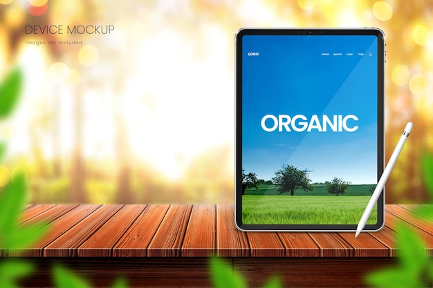 Outdoor tablet mockup op houten tafel met natuur achtergrond