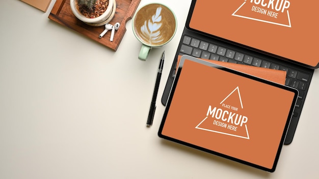 PSD overhead schot van werkruimte met twee digitale tablet mockup, koffiekopje en briefpapier, bovenaanzicht