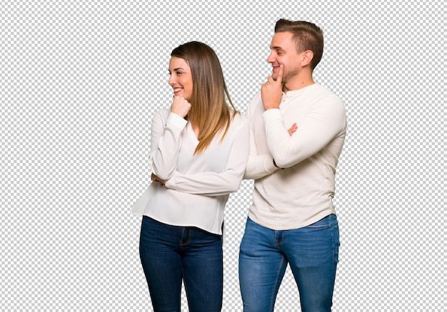 Paar dat in valentijnskaartdag aan de kant kijkt