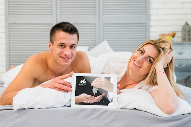 PSD paar in bed met tabletmodel voor valentijnskaart