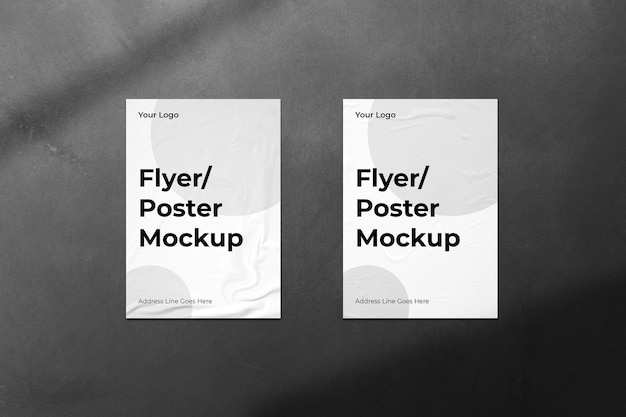 Pak van twee verfrommelde posters mockup