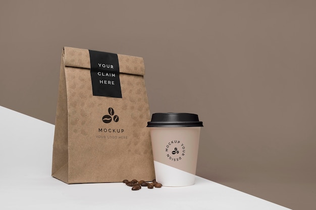 PSD sacchetto di carta con caffè mock up