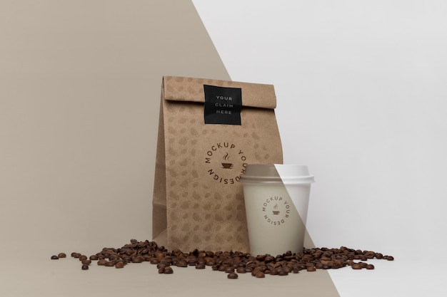 PSD sacchetto di carta con caffè mock up