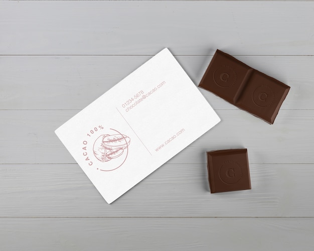 Mock-up di carta con dettagli in cioccolato e carta