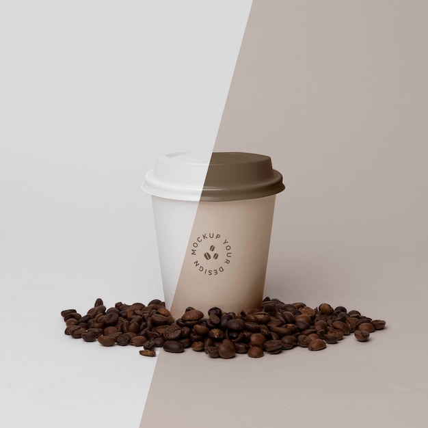 PSD bicchiere di carta con caffè mock up