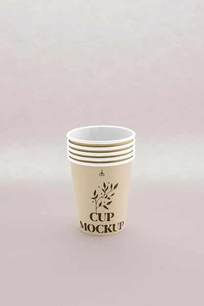 PSD paper cups stack mockup (mockup van een stapel papieren bekers)