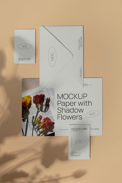 PSD mockup di elementi di carta con ombra di fiori