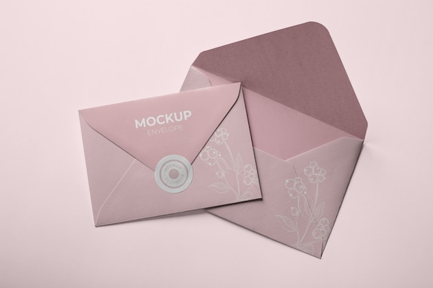 Дизайн макета бумажного конверта с наклейкой