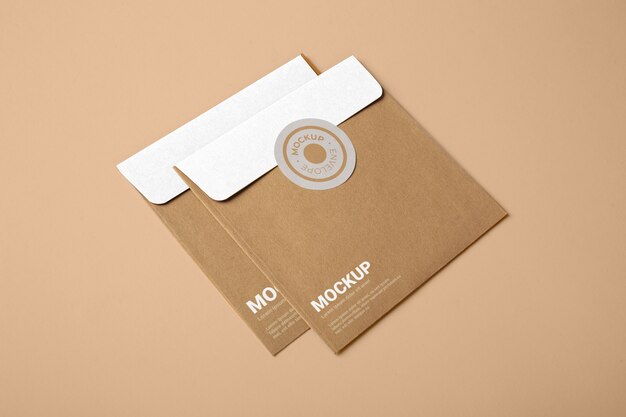 Дизайн макета бумажного конверта с наклейкой