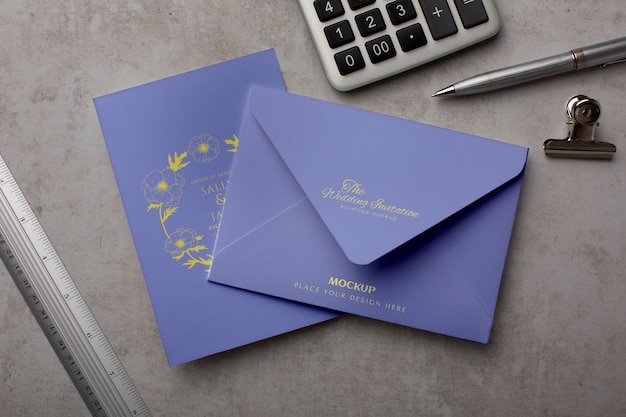 PSD mock-up di busta di carta con cancelleria