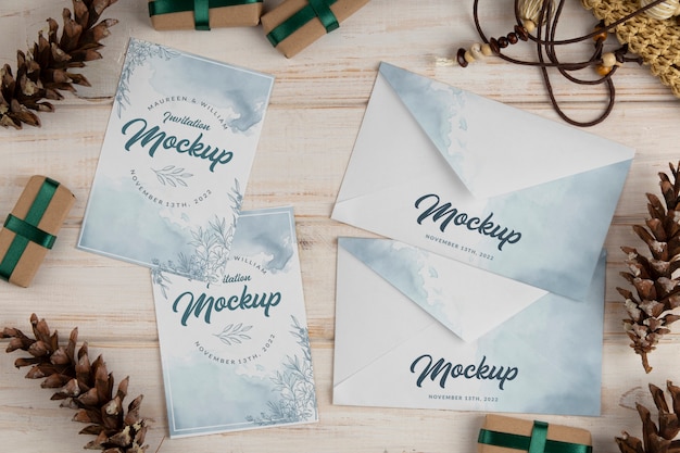 Mock-up di invito di carta con design ad acquerello e regali