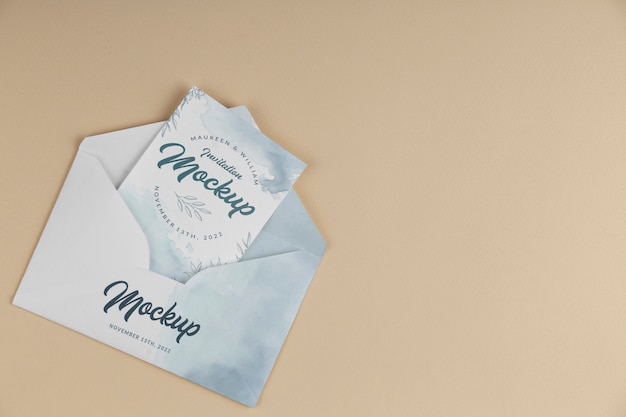 PSD mock-up di invito di carta con disegno ad acquerello