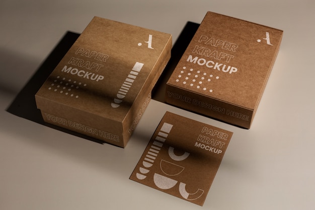 PSD mockup di prodotti in carta kraft con ombre