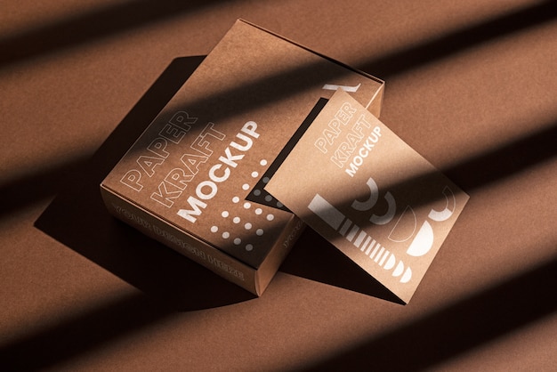 PSD mockup di prodotti in carta kraft con ombre