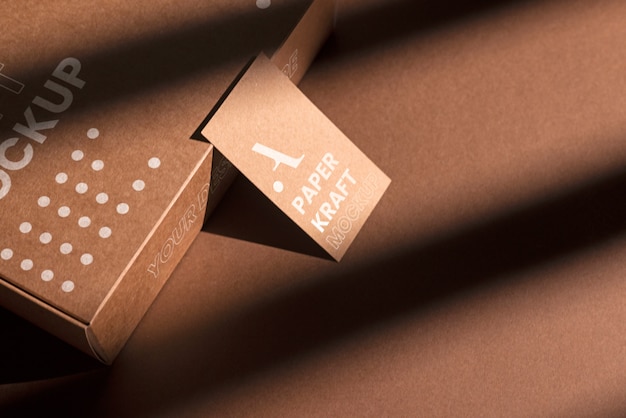 Mockup di prodotti in carta kraft con ombre