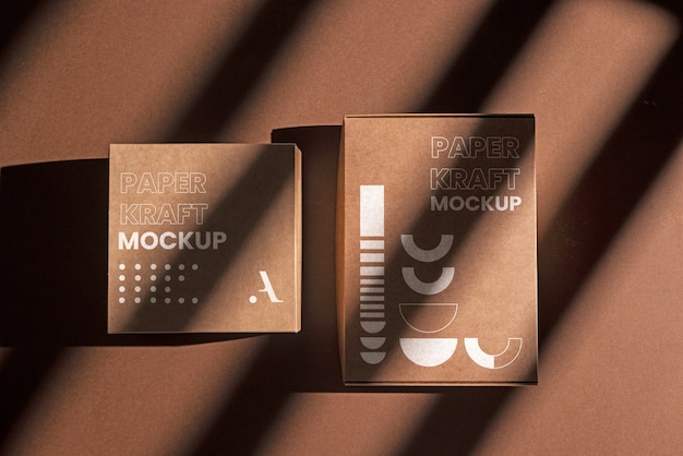 Mockup di prodotti in carta kraft con ombre