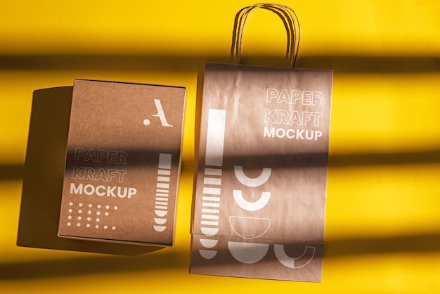 Mockup di prodotti in carta kraft con ombre