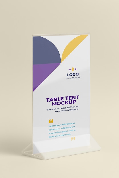 PSD mockup di tenda da tavolo di carta isolato