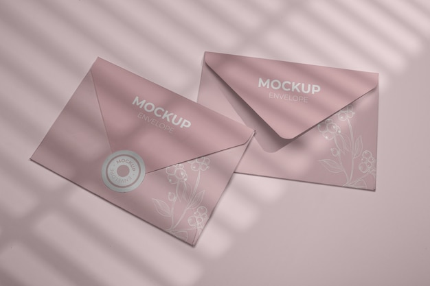 Papieren envelop mock-up ontwerp met sticker