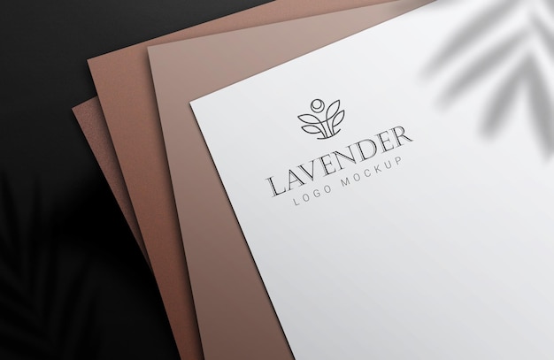 papieren logo mockup met realistische bruine tinten die de paper.logo mockup luxe bedekken