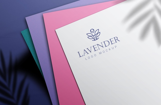 papieren logo mockup met realistische tinten van verschillende kleuren die de paper.logo mockup luxe bedekken