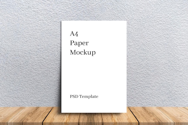Papierowa makieta na drewnie