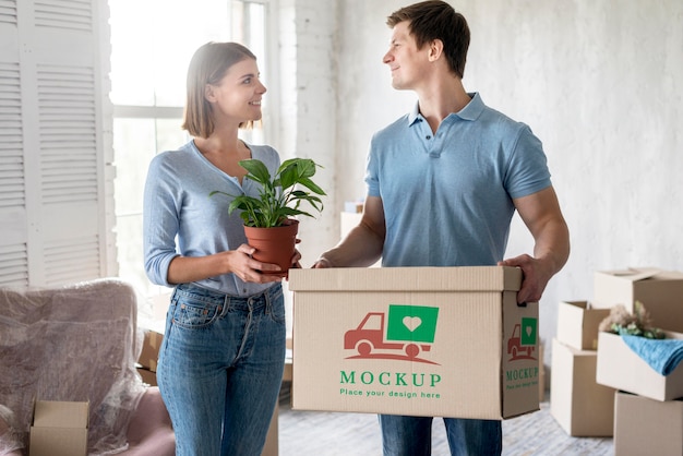 Para trzyma rośliny i pudełko z przedmiotami do ich nowego domu
